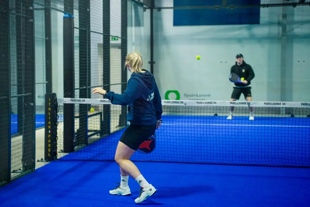 Padelspiller i aktion