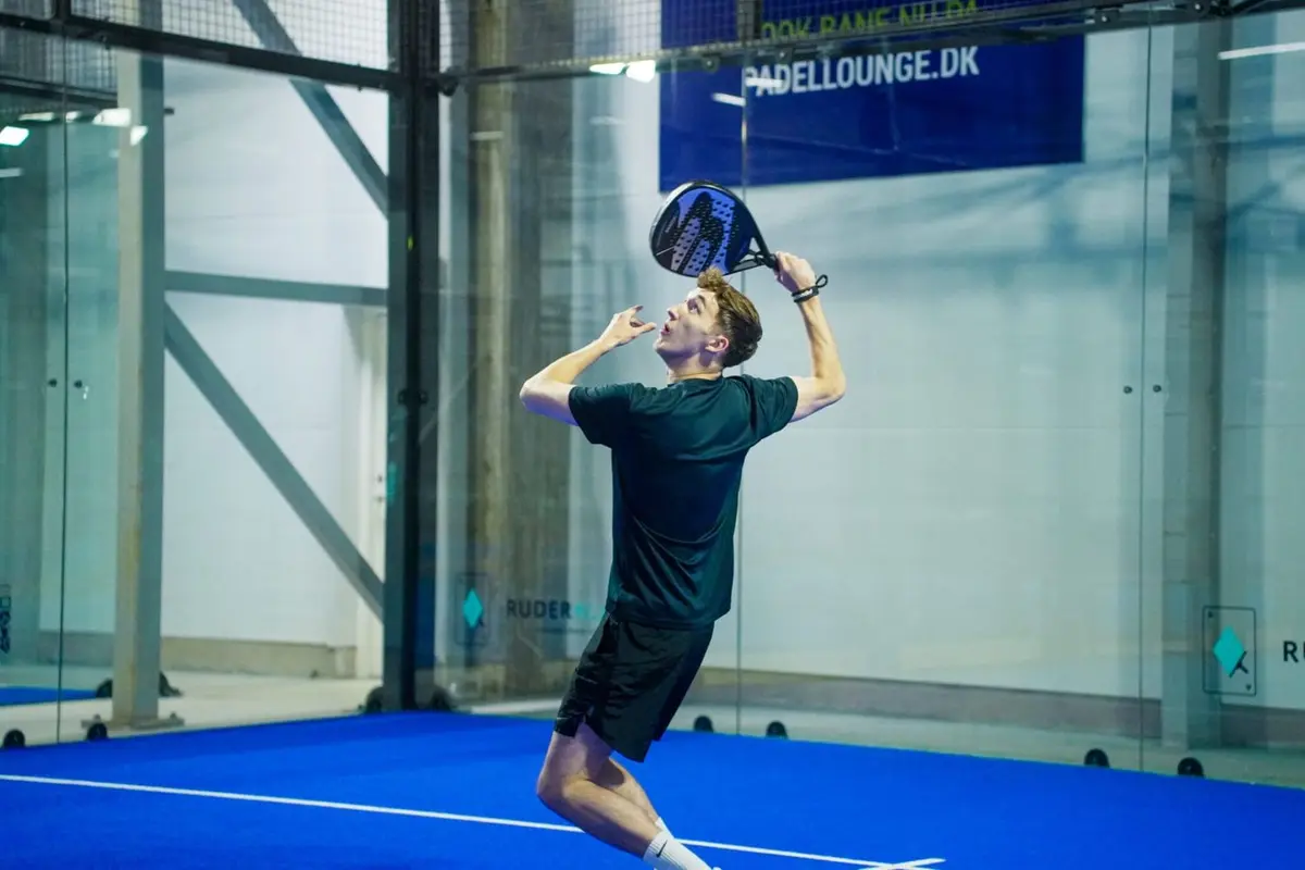 Padelspiller i aktion i Padel Lounge