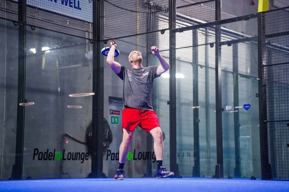 Socialt padelspil i Padel Lounge